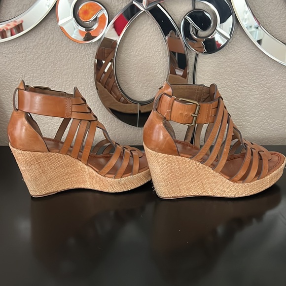 Trask wedge leather platform sandal. Size 7. Worn but in good shape. 3 3/4” heel - Picture 4 of 9
